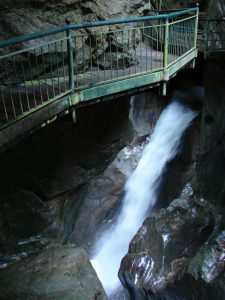 Le passerelle e le strette gole nella roccia