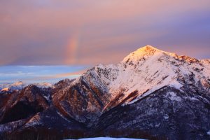 Il Monte Legnone innevato al tramonto